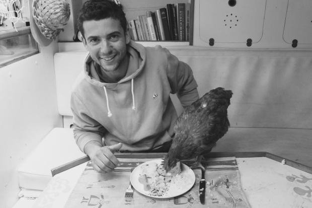 Βγήκε στη στεριά ο εξερευνητής με την κότα Μονίκ [εικόνες] | iefimerida.gr 3