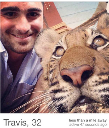 Μια νέα αντρική μανία -Ποζάρουν δίπλα σε άγρια ζώα για να προσελκύσουν γυναίκες [εικόνες] | iefimerida.gr 3