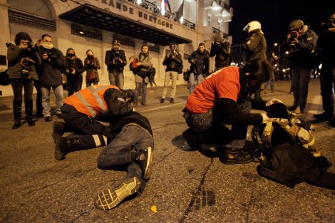Ανοιχτό το κέντρο -Εμπόλεμη ζώνη το Μοναστηράκι, στο νοσοκομείο ο τραυματίας [εικόνες]  | iefimerida.gr 0