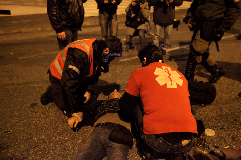 Ανοιχτό το κέντρο -Εμπόλεμη ζώνη το Μοναστηράκι, στο νοσοκομείο ο τραυματίας [εικόνες]  | iefimerida.gr 1