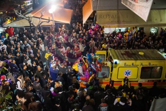 Πάγωσαν στον Τύρναβο -Καρναβαλιστής έπεσε από άρμα και τραυματίστηκε σοβαρά [εικόνες] | iefimerida.gr 1