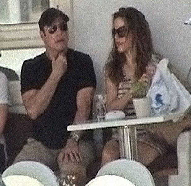 Βόλτες στα Ματογιάννια για Τραβόλτα και σύζυγο [εικόνες]  | iefimerida.gr 1