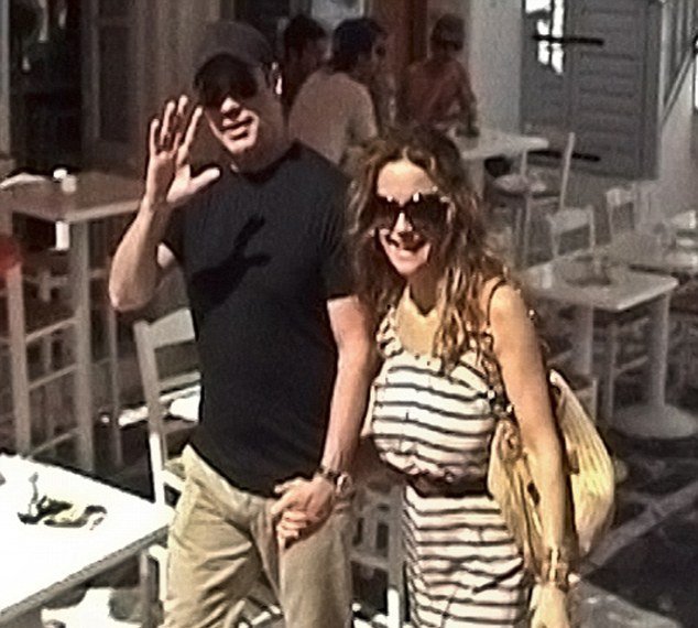 Βόλτες στα Ματογιάννια για Τραβόλτα και σύζυγο [εικόνες]  | iefimerida.gr 0