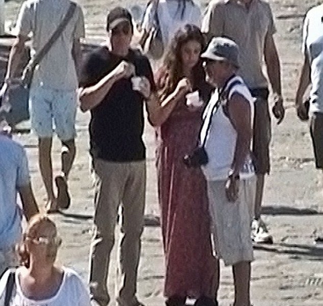 Βόλτες στα Ματογιάννια για Τραβόλτα και σύζυγο [εικόνες]  | iefimerida.gr 2