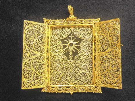 Οικογένεια ανακάλυψε σε ναυάγιο 300 χρόνια μετά πανάκριβο κόσμημα [εικόνες] | iefimerida.gr 1