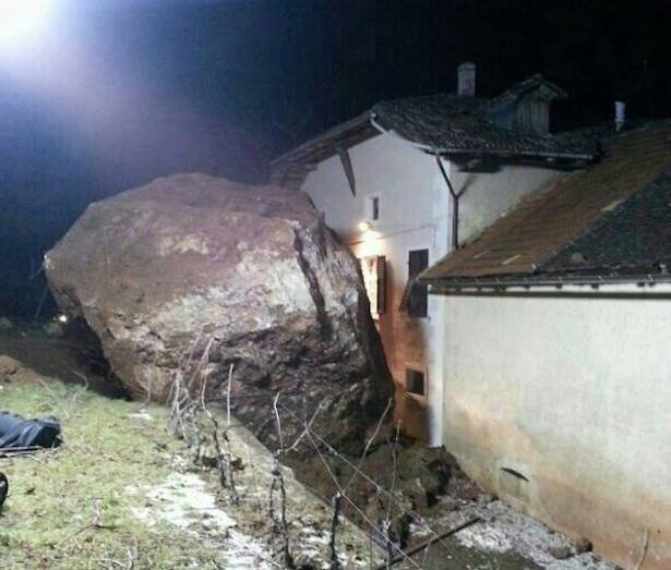 Aνατριχιαστικό: Τεράστιοι βράχοι ξεκολάνε και σπέρνουν τον τρόμο σε αγροικία [εικόνες+βίντεο] | iefimerida.gr 0