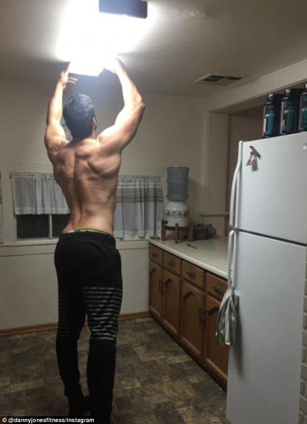 «Αυτός δεν είναι άνθρωπος, είναι δέντρο» -Χαμός στα social media με τον όμορφο γυμναστή... γίγαντα! [εικόνες] | iefimerida.gr 1