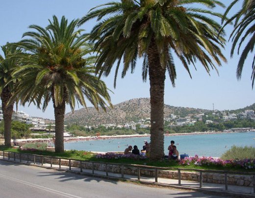 Οταν η οικονομική κρίση και η Πρωτομαγιά μετακομίζουν στις... παραλίες της Βουλιαγμένης [εικόνες] | iefimerida.gr 2