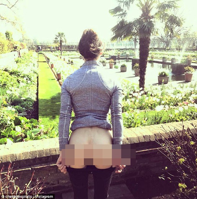 Είναι μόδα: Τουρίστες έρχονται στην Ελλάδα, κατεβάζουν τα παντελόνια τους μέρα μεσημέρι και φωτογραφίζουν τα οπίσθιά τους [εικόνες] | iefimerida.gr 7