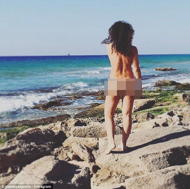 Είναι μόδα: Τουρίστες έρχονται στην Ελλάδα, κατεβάζουν τα παντελόνια τους μέρα μεσημέρι και φωτογραφίζουν τα οπίσθιά τους [εικόνες] | iefimerida.gr 12