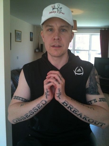 Είναι τρελαμένος με τη Μάιλι Σάιρους και το αποδεικνύουν τα 15 τατουάζ του [εικόνες] | iefimerida.gr 0