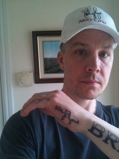 Είναι τρελαμένος με τη Μάιλι Σάιρους και το αποδεικνύουν τα 15 τατουάζ του [εικόνες] | iefimerida.gr 2