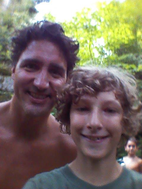 «Κράζουν» τον Τριντό για τα photobomb του: Στημένα, επικοινωνιακά τεχνάσματα [εικόνες] | iefimerida.gr 2