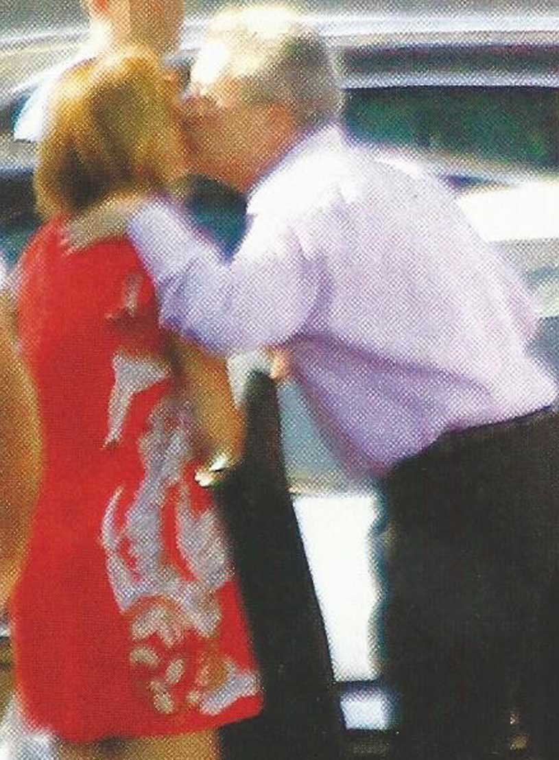 Αγκαλιές και φιλιά στη μέση του δρόμου για Χατζηνικολάου-Τρέμη: H συνάντησή τους στο Ψυχικό [εικόνες] | iefimerida.gr 1