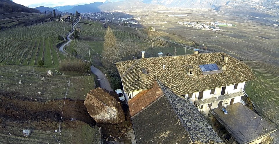 Aνατριχιαστικό: Τεράστιοι βράχοι ξεκολάνε και σπέρνουν τον τρόμο σε αγροικία [εικόνες+βίντεο] | iefimerida.gr 2