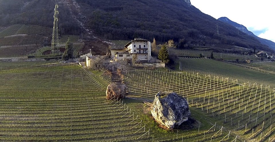 Aνατριχιαστικό: Τεράστιοι βράχοι ξεκολάνε και σπέρνουν τον τρόμο σε αγροικία [εικόνες+βίντεο] | iefimerida.gr 3