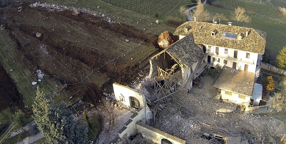 Aνατριχιαστικό: Τεράστιοι βράχοι ξεκολάνε και σπέρνουν τον τρόμο σε αγροικία [εικόνες+βίντεο] | iefimerida.gr 4