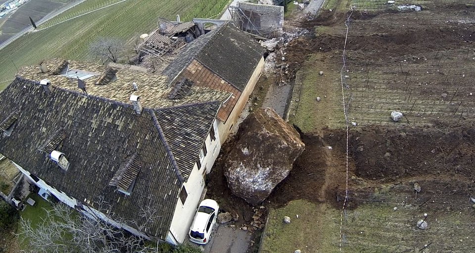 Aνατριχιαστικό: Τεράστιοι βράχοι ξεκολάνε και σπέρνουν τον τρόμο σε αγροικία [εικόνες+βίντεο] | iefimerida.gr 5