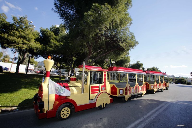 Βόλτα στη Γλυφάδα με το θρυλικό τρενάκι -Ανακαινίστηκε και ξεκινάει δρομολόγια | iefimerida.gr 0