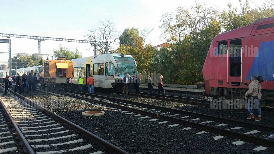 Σύγκρουση εμπορικής αμαξοστοιχίας με συρμό του προαστιακού στο Ρουφ [εικόνες] | iefimerida.gr 2