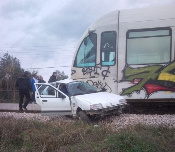 Σφοδρή σύγκρουση τρένου με Ι.Χ. στη Φθιώτιδα [εικόνες]  | iefimerida.gr 1