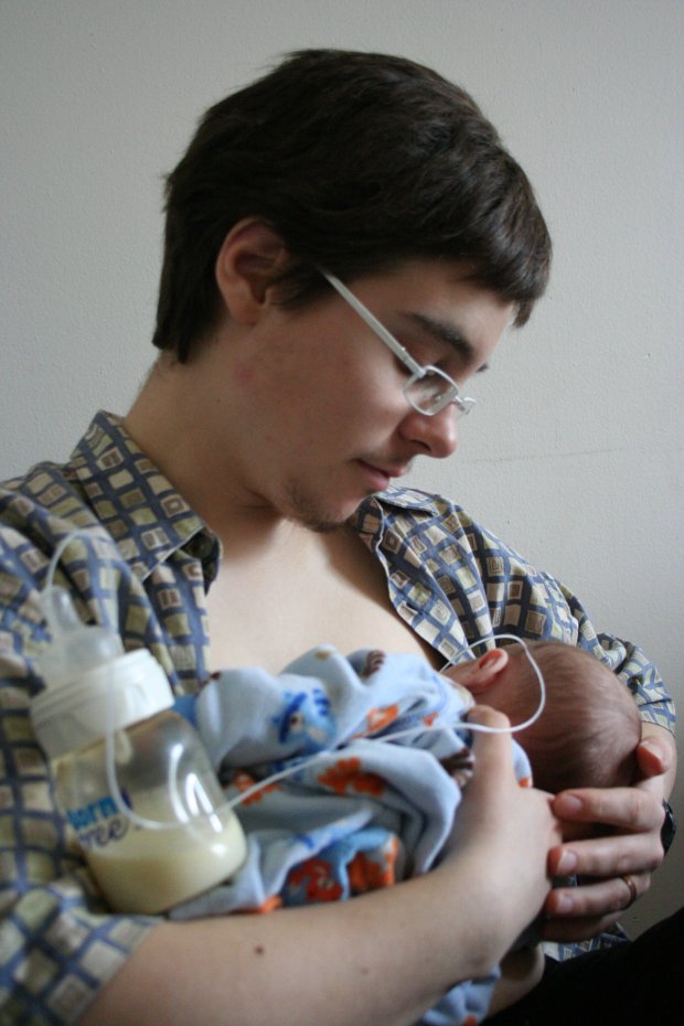 Καναδός τρανσέξουαλ γέννησε δύο παιδιά και τα θήλασε [εικόνες] | iefimerida.gr 4