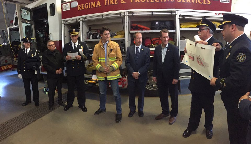 Viral: Ο Τζάστιν Τριντό ντύθηκε πυροσβέστης και... αποθεώθηκε στα social media [εικόνες] | iefimerida.gr 0