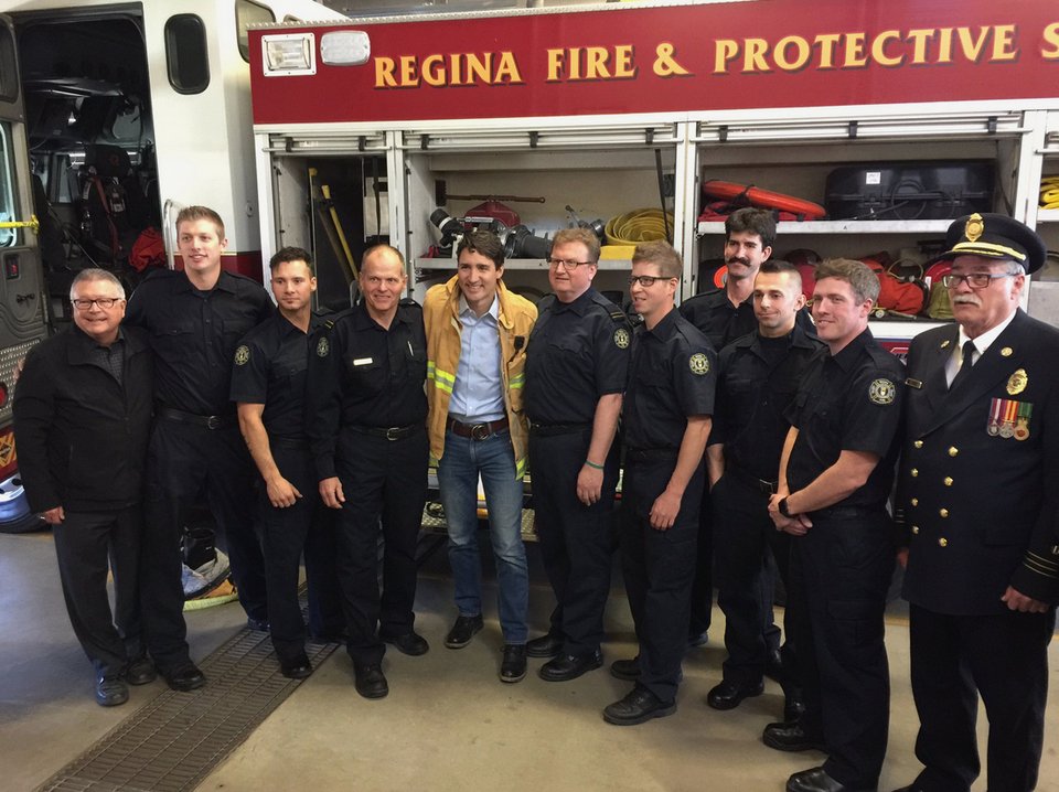 Viral: Ο Τζάστιν Τριντό ντύθηκε πυροσβέστης και... αποθεώθηκε στα social media [εικόνες] | iefimerida.gr 1