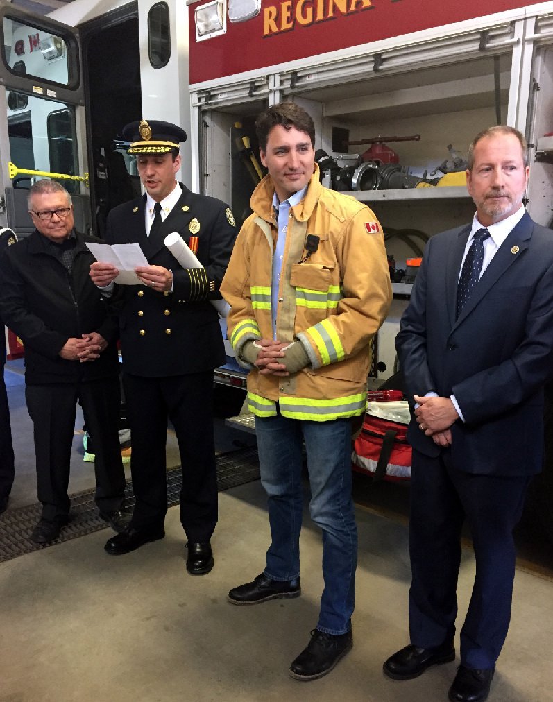 Viral: Ο Τζάστιν Τριντό ντύθηκε πυροσβέστης και... αποθεώθηκε στα social media [εικόνες] | iefimerida.gr 3