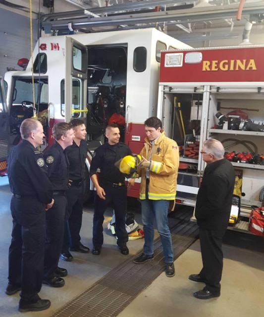 Viral: Ο Τζάστιν Τριντό ντύθηκε πυροσβέστης και... αποθεώθηκε στα social media [εικόνες] | iefimerida.gr 2