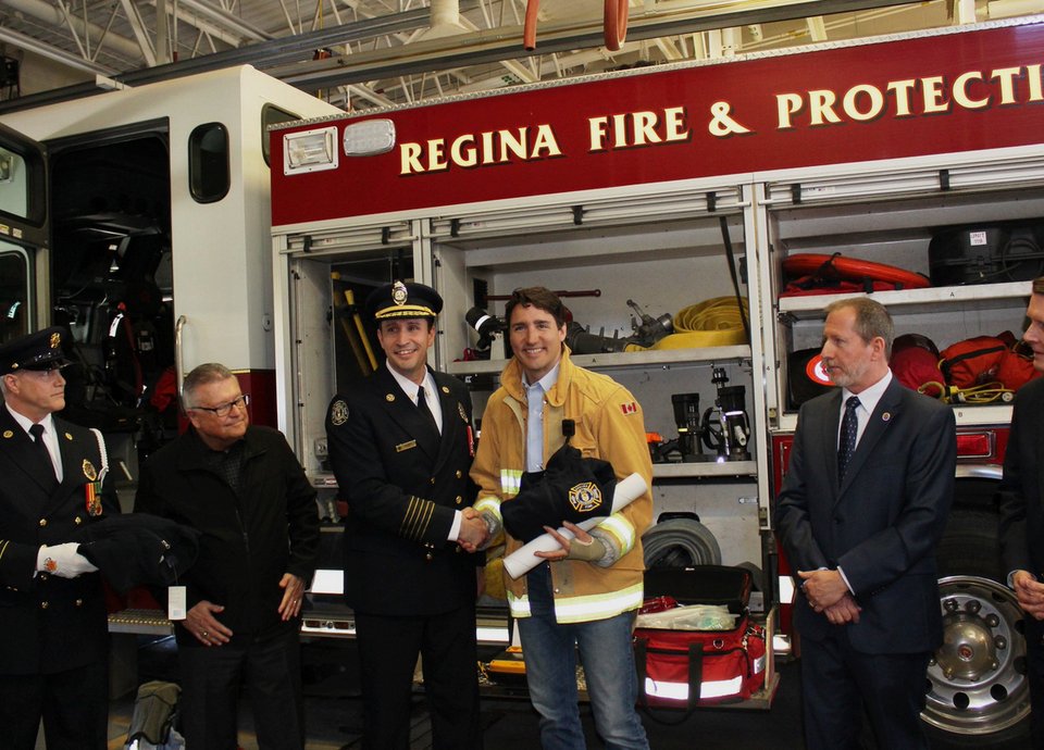 Viral: Ο Τζάστιν Τριντό ντύθηκε πυροσβέστης και... αποθεώθηκε στα social media [εικόνες] | iefimerida.gr 4