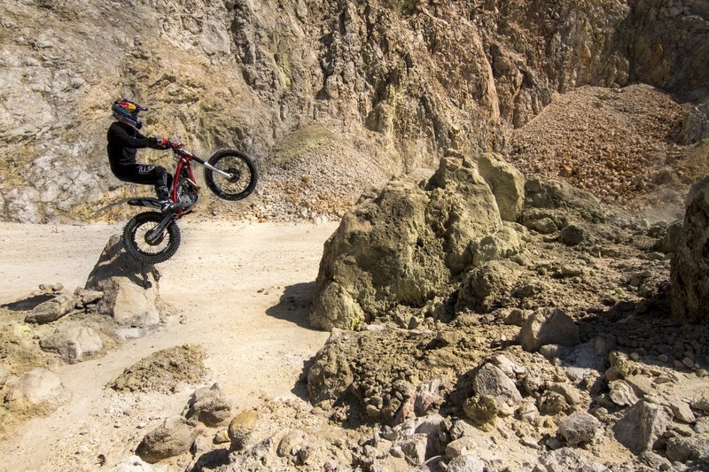 Απίστευτα κόλπα με μηχανή στο απόκοσμο τοπίο της Νισύρου [εικόνες&βίντεο] | iefimerida.gr 1