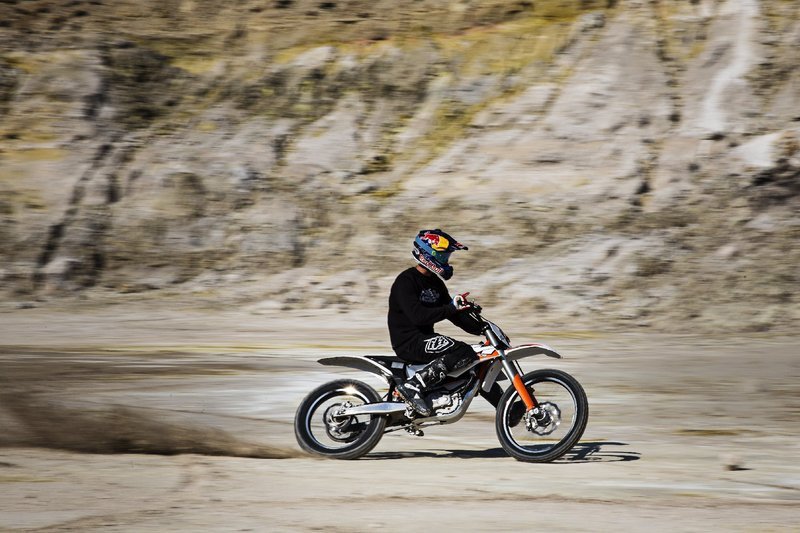 Απίστευτα κόλπα με μηχανή στο απόκοσμο τοπίο της Νισύρου [εικόνες&βίντεο] | iefimerida.gr 0