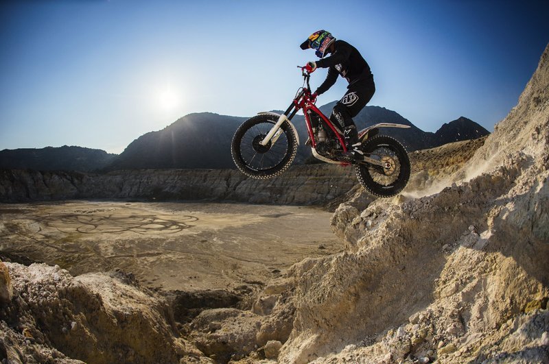 Απίστευτα κόλπα με μηχανή στο απόκοσμο τοπίο της Νισύρου [εικόνες&βίντεο] | iefimerida.gr 3