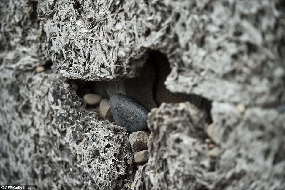Oι επιζήσαντες του Αουσβιτς πέρασαν ξανά την πύλη του στρατοπέδου [εικόνες] | iefimerida.gr 20
