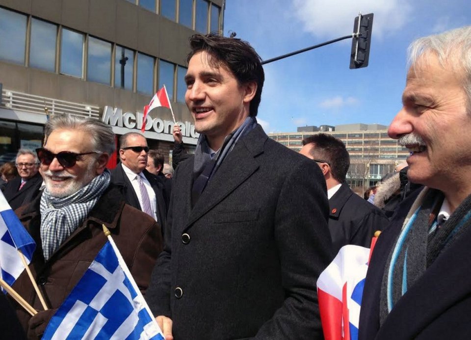 Ο πρωθυπουργός του Καναδά με την ελληνική σημαία: Zito Hellas [εικόνα] | iefimerida.gr 1