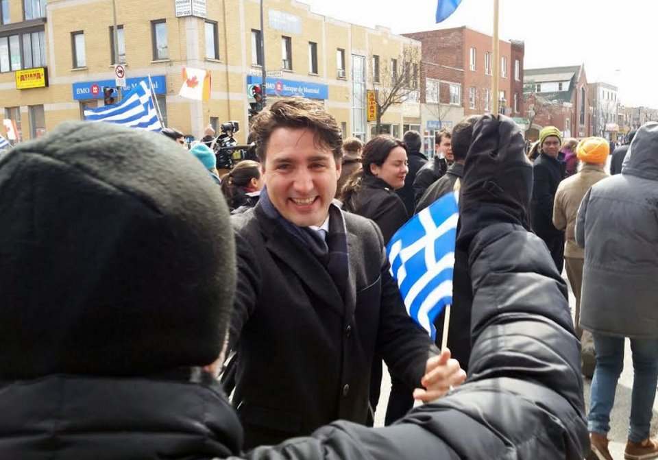 Ο πρωθυπουργός του Καναδά με την ελληνική σημαία: Zito Hellas [εικόνα] | iefimerida.gr 3