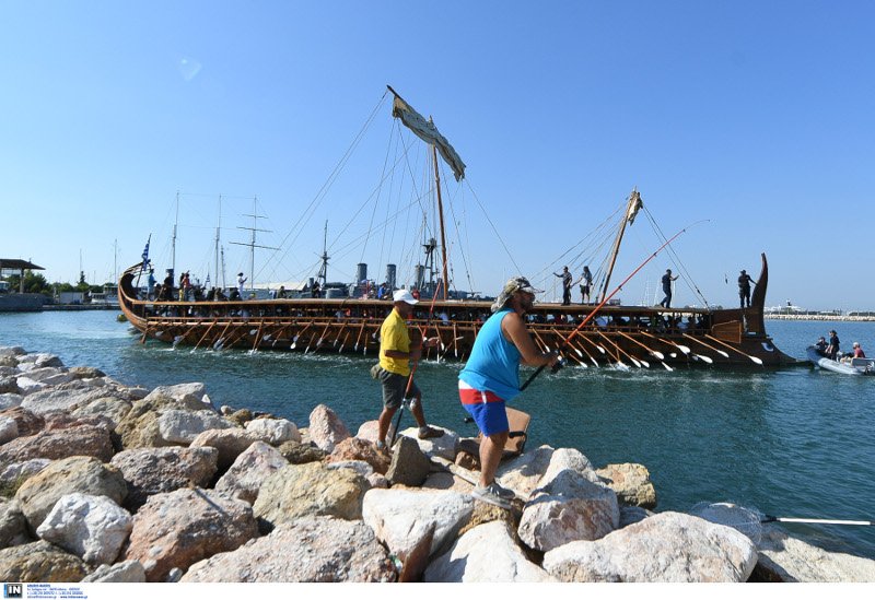 Βαρκάδα στο Φάληρο με μία... τριήρη -Η «Ολυμπιάς» με κωπηλάτες άνδρες και γυναίκες όλων των ηλικιών [εικόνες] | iefimerida.gr 3