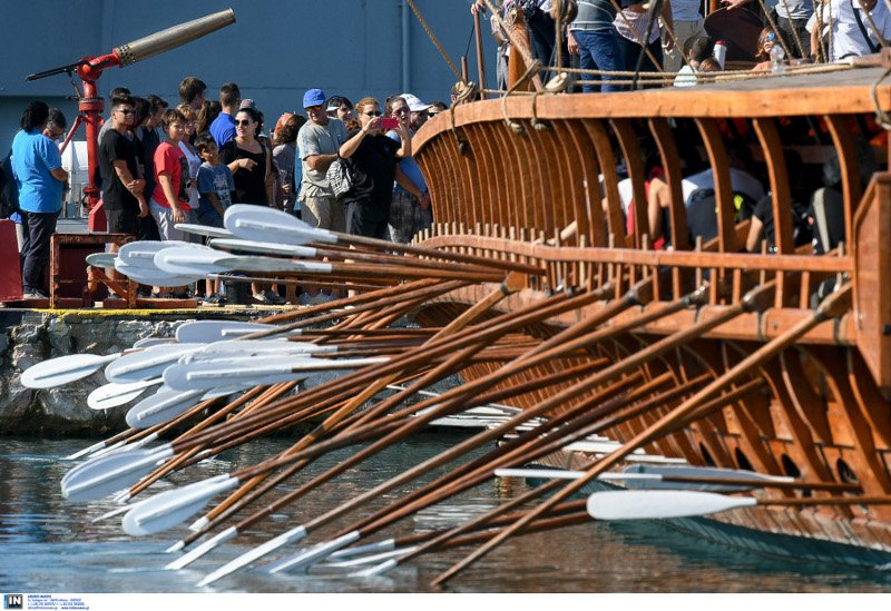 Βαρκάδα στο Φάληρο με μία... τριήρη -Η «Ολυμπιάς» με κωπηλάτες άνδρες και γυναίκες όλων των ηλικιών [εικόνες] | iefimerida.gr 2