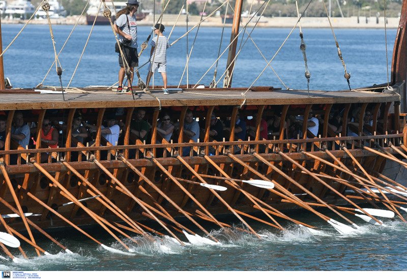 Βαρκάδα στο Φάληρο με μία... τριήρη -Η «Ολυμπιάς» με κωπηλάτες άνδρες και γυναίκες όλων των ηλικιών [εικόνες] | iefimerida.gr 1