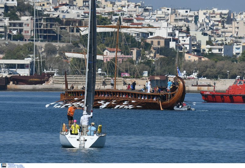 Βαρκάδα στο Φάληρο με μία... τριήρη -Η «Ολυμπιάς» με κωπηλάτες άνδρες και γυναίκες όλων των ηλικιών [εικόνες] | iefimerida.gr 0