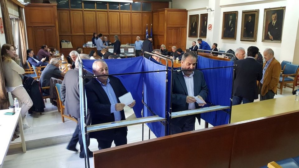 Τρίκαλα: Ψήφισαν στα κρυφά αλλά... φανερά [εικόνες] | iefimerida.gr 0