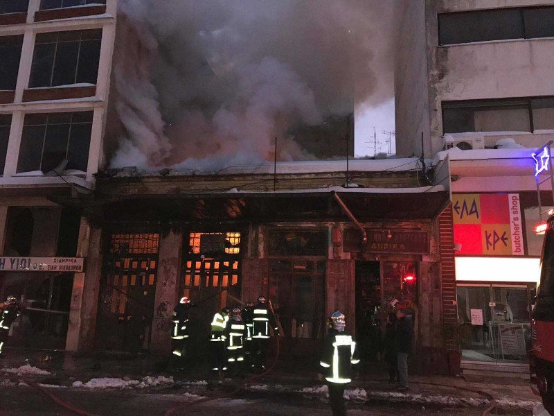 Φωτιά σε κατάστημα στο κέντρο των Τρικάλων [εικόνες & βίντεο] | iefimerida.gr 0