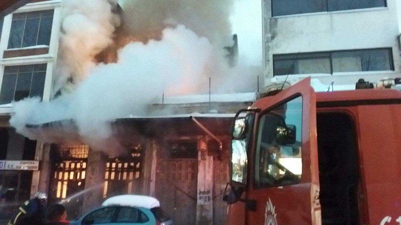 Φωτιά σε κατάστημα στο κέντρο των Τρικάλων [εικόνες & βίντεο] | iefimerida.gr 1