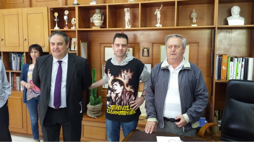 Μια ροκ ορκωμοσία: Δημοτικός σύμβουλος του ΣΥΡΙΖΑ στα Τρίκαλα ορκίστηκε με μπλούζα... Παύλου Σιδηρόπουλου [εικόνες] | iefimerida.gr 0