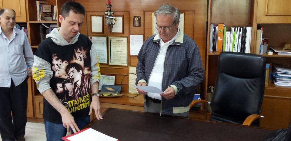 Μια ροκ ορκωμοσία: Δημοτικός σύμβουλος του ΣΥΡΙΖΑ στα Τρίκαλα ορκίστηκε με μπλούζα... Παύλου Σιδηρόπουλου [εικόνες] | iefimerida.gr 1