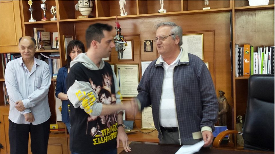 Μια ροκ ορκωμοσία: Δημοτικός σύμβουλος του ΣΥΡΙΖΑ στα Τρίκαλα ορκίστηκε με μπλούζα... Παύλου Σιδηρόπουλου [εικόνες] | iefimerida.gr 2