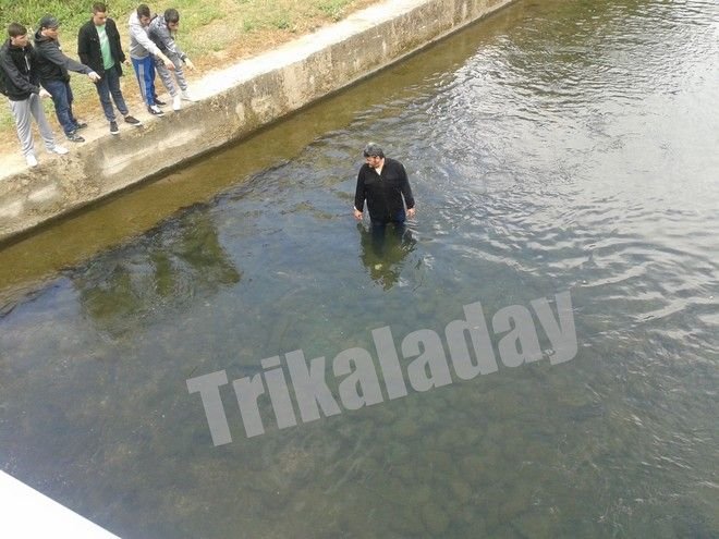 Τρίκαλα: Γιος έριξε τα 2.000 ευρώ του πατέρα του στον Ληθαίο ποταμό [εικόνες] | iefimerida.gr 2
