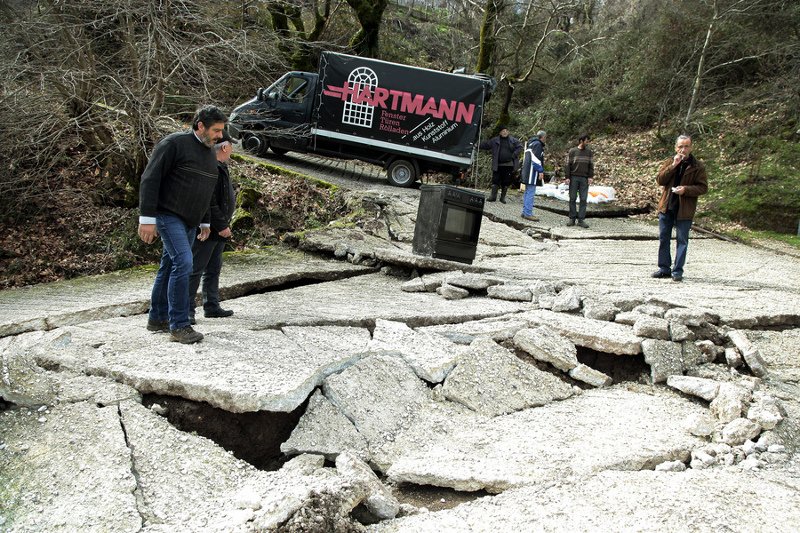 Δύσκολη νύχτα στα Τρίκαλα -Τεράστιες καταστροφές από την κακοκαιρία, ξεσπιτώθηκαν από κατολισθήσεις [εικόνες] | iefimerida.gr 1