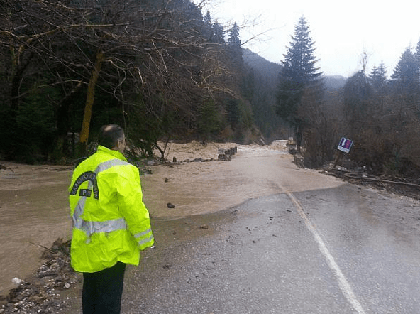 Κατολισθήσεις διέκοψαν την κυκλοφορία στα Τρίκαλα [εικόνες] | iefimerida.gr 0